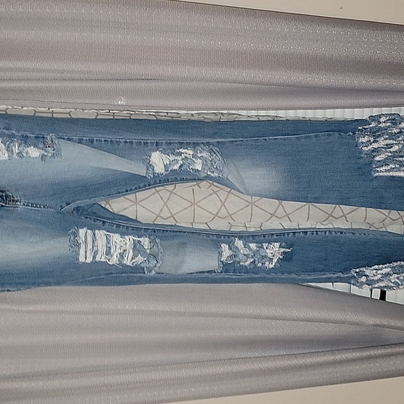 Womens Ripped Jeans. Fashion Nova Size 9 - Picture 4 of 4